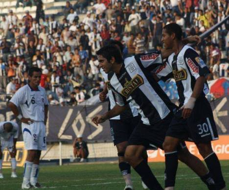 Claudio Velásquez celebrando su segundo gol.