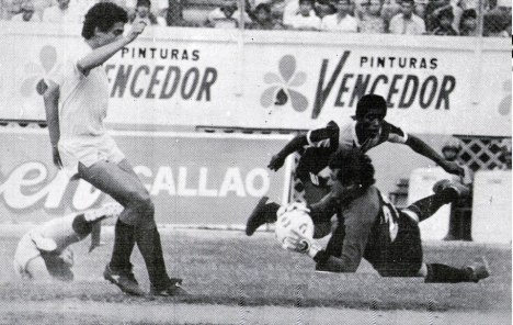 Gol que pierde Bustamante ante un centro de Escobar, la cabeceó abajo a Quiroga pero este se la ataja.