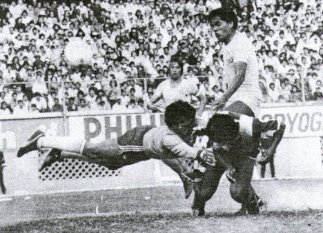 William Huapaya se anticipa a Acazuzo pero en la raya Freddy Ternero saca el balón.