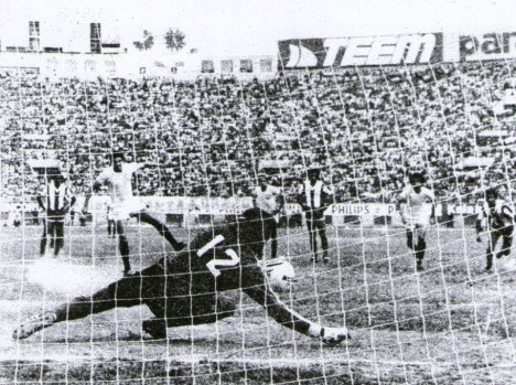 Gonzáles Ganoza le ataja el penal a Bira.