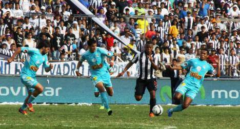 Aguirre corriendo con el balón.