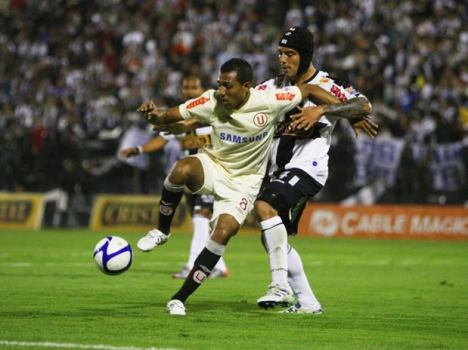 Luis Ramírez y Leandro Fleitas diputando el balón.