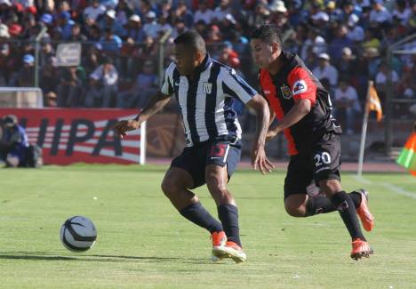 Sobre el final Aguirre tuvo la oportunidad de anotar pero el tiro se fue al palo y el ya estaba celebrando el gol y no pudo tomar el rebote. (Foto: Dechalca.com)