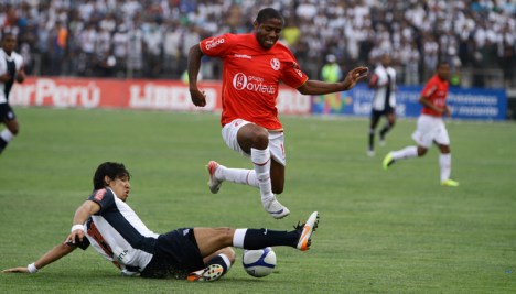 Roberto Ovelar frenando el atque del Ciclón.