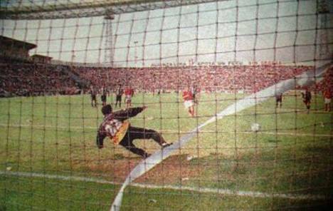 Zapata anota de penal y voltea momentaneamente el partido.