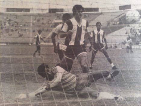Alfredo Tomassini anotando el gol del triunfo.