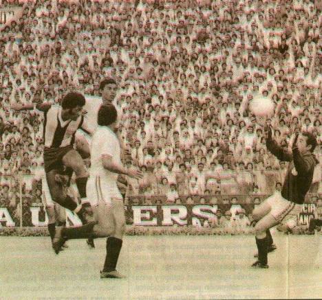 "El Patrón" Velásquez de cabeza superando a Lizandro Navarro vence a Rubiños para anotar el primero.