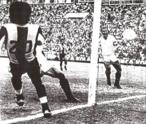 Sotil tras pase de Cubillas anota el cuarto gol de Alianza Lima.