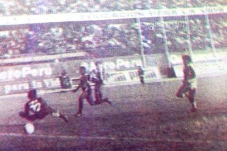 Bustamante pone el primer gol del partido.