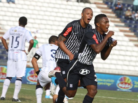 Yordy anota su tercer gol en el torneo.