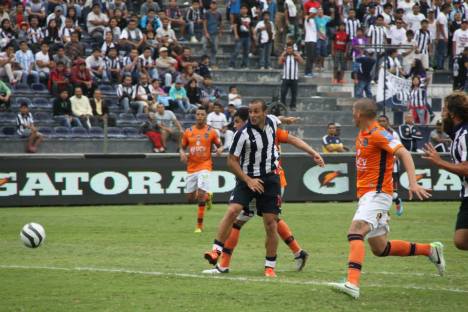 "El Rifle" Guevgeozián no pudo anotar. (Foto: Dechalaca.com)