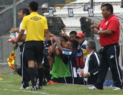 Celebración del primer gol de Cartagena como profesional. (Foto: Dechalaca.com)