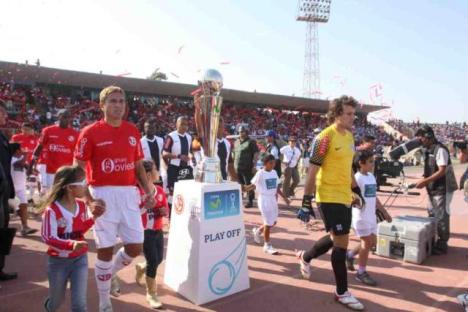 Los equipos saliendo a la cancha.