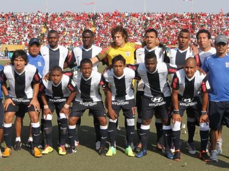 Arriba: Villamarín, Ramos, Libman, Fleitas y Trujillo. Abajo: Ovelar, Bazán, Jayo, Arroé, Montaño y González.