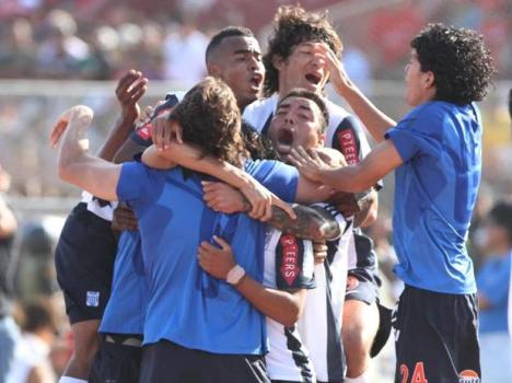 Celebración tras el gol de Arroé.