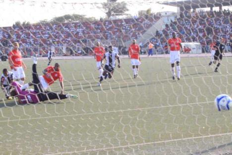Bazán anota el segundo gol.