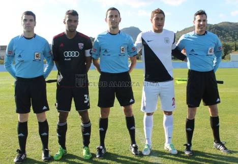Los capitanes posando con la terna arbitral. (Foto: Club Alianza Lima)