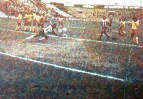 Alianza Lima intentando anotar de tiro libre.