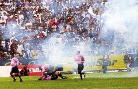Momento de la caída de la bombarda cerca a Germán Pinillos.