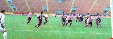 El partido se reanudaría tres días después en el estadio nacional a puertas cerradas.