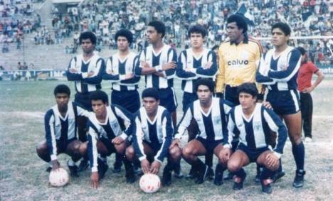 Arriba:  Espino, Peña, Reyes, Reynoso, Caíco y Farfán. Abajo:  Escobar, Watson, Vallejos, Illescas y Chamochumbi.