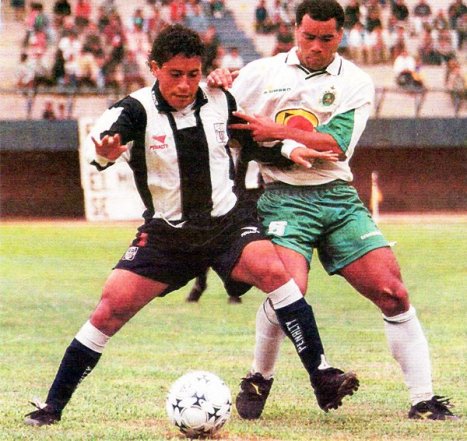 Peluquita Saavedra defendiendo el balón.