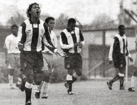 Juan Carlos Bazalar celebrando el único tanto del partido.