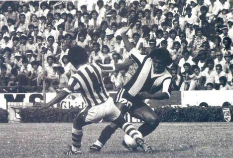 Hugo Sotil dribelando con el balón.