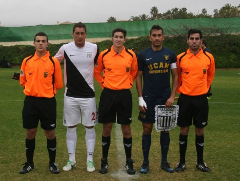 Los capitanes posando con la terna arbitral.