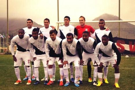 Arriba: Miguez, Ibáñez, Aparicio, Forsyth y Trujillo. Abajo: Guizasola, Ponce, Costa, Guevgeozián, Atoche y Aguirre.