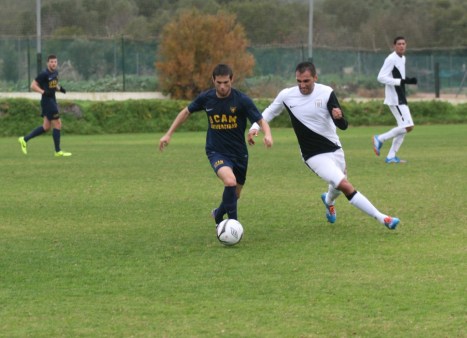 Pablo Miguez disputando el balón.