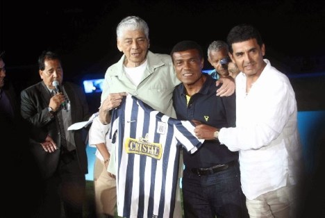 Homenaje al Cholo Castillo, posando con sus pupilos Teófilo Cubillas Jaime Duarte. (Foto: Info Blanquiazul)