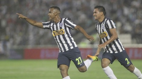 Trujillo buscando al Lobo para celebrar su gol. (Foto: El Comercio)