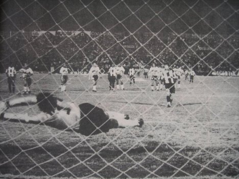 Kopriva se falló un penal y perdió la oportunidad de empatar el partido.