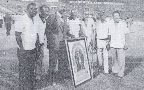 Antes de iniciar el partido se rindió un homenaje a las viejas glorias blanquiazules.