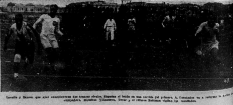 Víctor Guarderas Lavalle disputando el balón con Sayers (Foto: El Comercio).