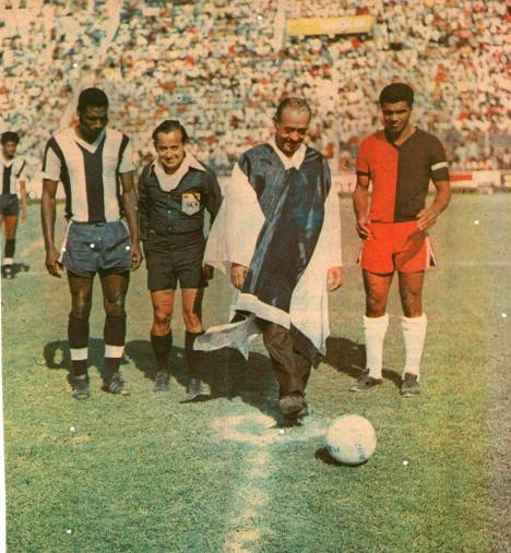 El Mago Valdiviezo da el play de honor.