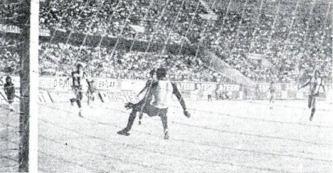 Sobre el final mejía anota el gol de la victoria.