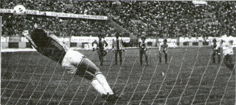 Lettelier le ataja el penal a Suárez.