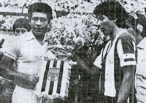 Los capitanes Chumpitaz y Duarte posando para lafoto.