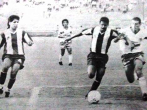 Mágico Gonzáles disputando el balón.