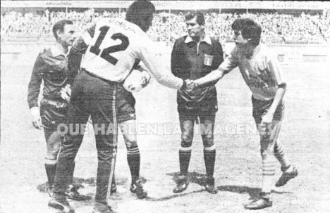 Los capitanes saludandose antes de empezar el partido.