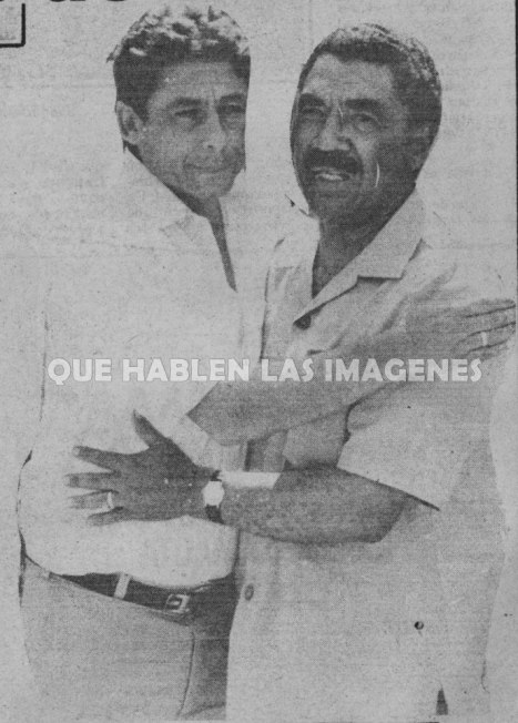 Los entrenadores Challe y Calderón saludandose antes del partido