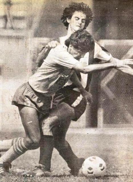 Alfredo Tomassini intentando frenar a Jaime Duarte.