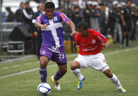 Prado peleando el balón con Chiroque.