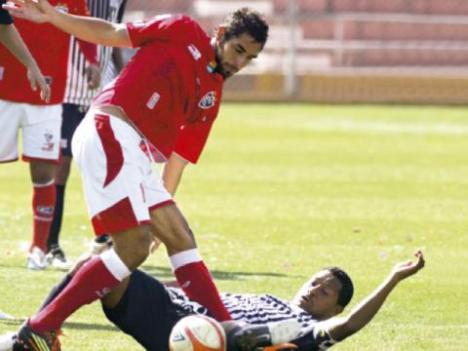 Jayo tuvo ue repetir el penal pero en la repitición no pudo anotar.