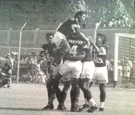 Celebración del gol de Cardozo.