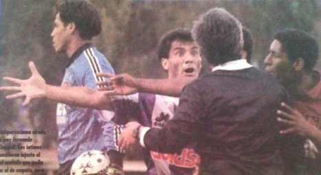 El Loco Enrique recalamando por el gol anulado.
