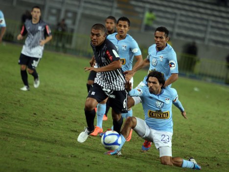 Viza escapando de la marca de Cazulo.