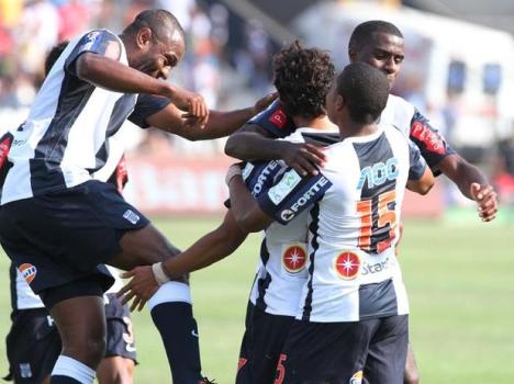 Arroé anotó el primer gol del partido.